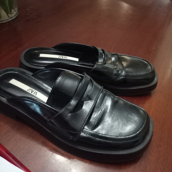 Zara Women's Elegant Black Slip-On Loafers - Picture 3 of 5
